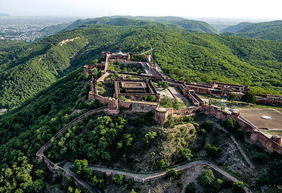 1_HRH_Tour_Jaiper_India_City_Palace_Lions_Tigers_Tradewinds_2024_552x378