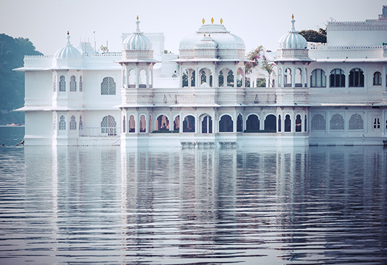 Taj Lake Palace on lake Pichola in Udaipur, Rajasthan, India.