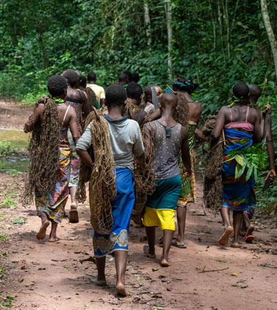 The BaAka people netting.