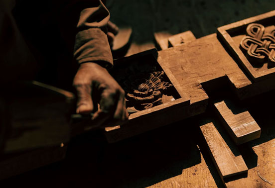 A man carving at Darwika hotel