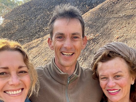 MalaMala safari guide Mike Moth smiling with Josie Carroll and Vivienne Gunning during a Bushtracks Safari Legends journey in South Africa.